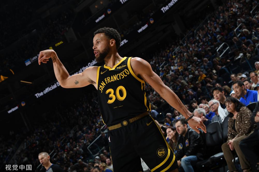 在两翼的覆 在两翼的覆