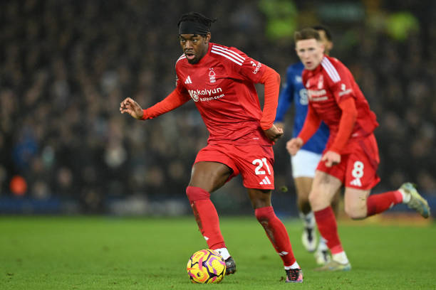 球和场上洞 球和场上洞